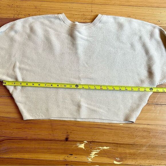 H&M cropped textured knit dolman sleeve sweater. Size S. - Picture 5 of 8